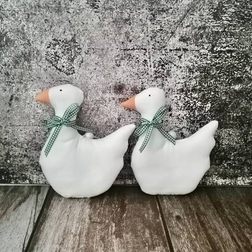 2 Gänse aus Stoff in weiß, Sommerdeko im Landhausstil, Fensterschmuck, Anhänger für Deko Ast