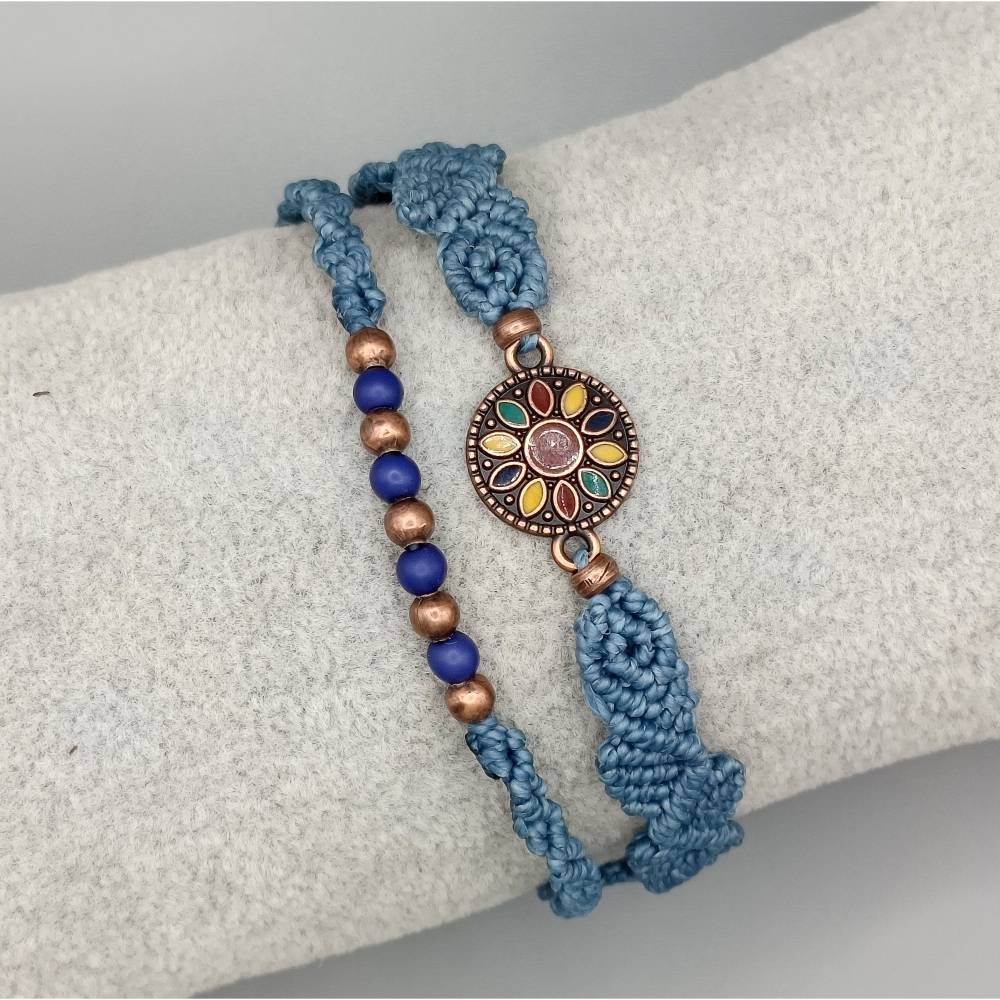 trendiges Makramee Armband 2in1 in blau mit einem Metallmandala und diversen Perlen Bild 1