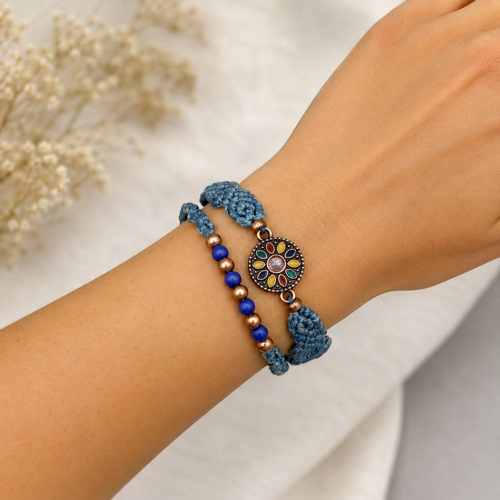 trendiges Makramee Armband 2in1 in blau mit einem Metallmandala und diversen Perlen Bild 2
