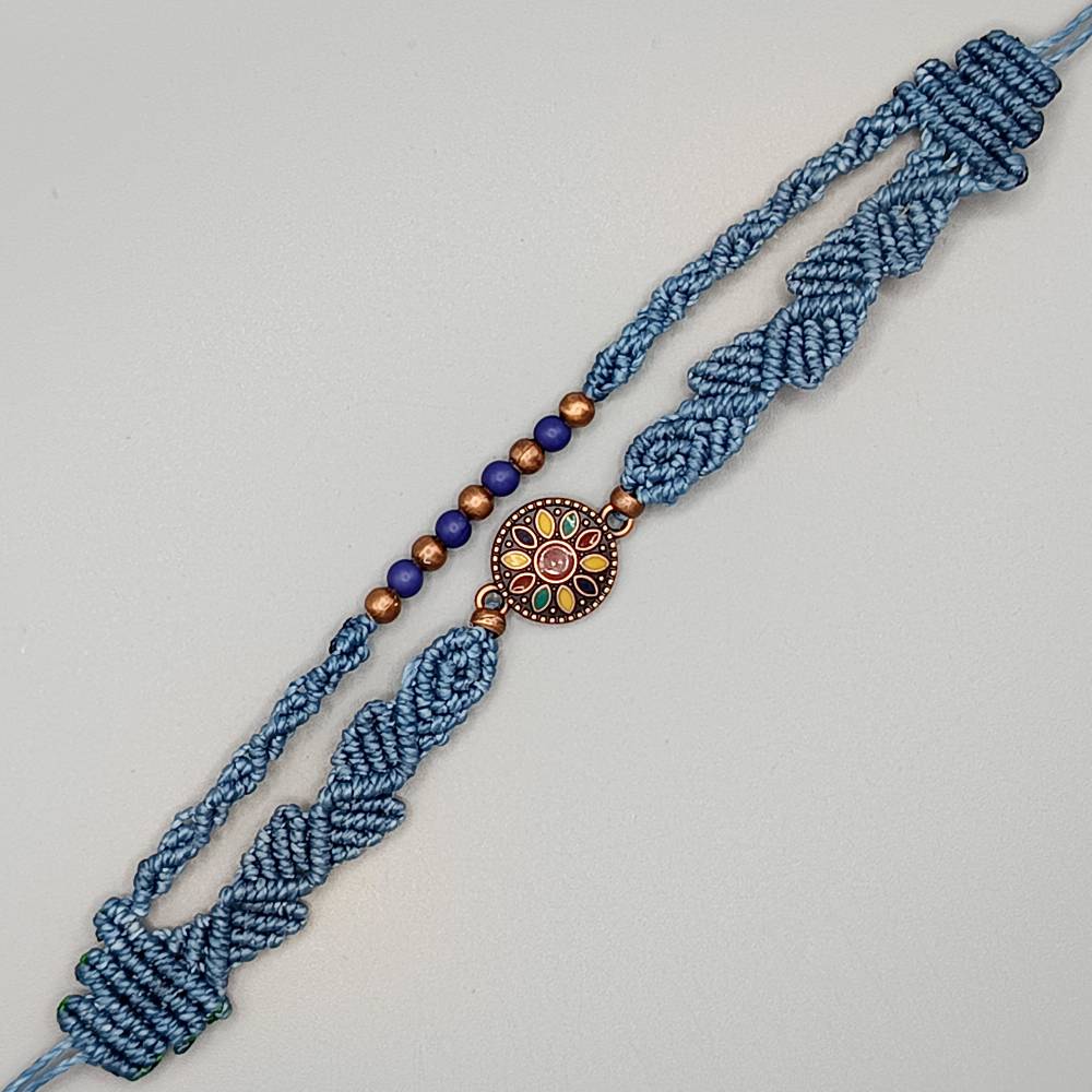 trendiges Makramee Armband 2in1 in blau mit einem Metallmandala und diversen Perlen Bild 3