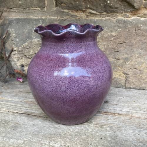 Vase Kugelvase lila mit Wellenrand Studiokeramik Keramik Töpferhof Römhild 80er 90er Jahre