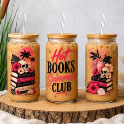 Trinkglas mit Bambusdeckel & Glasstrohhalm | 500 ml | UV-DTF Druck | Geschenkidee | Hot Books Summer Club Bücher