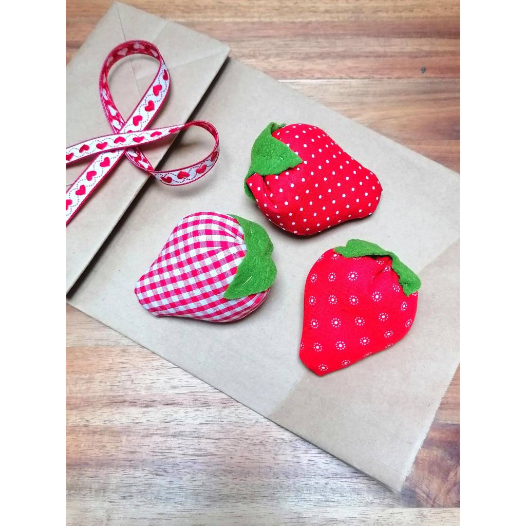 3 Erdbeeren aus Stoff – kleine Geschenkidee – Deko rot weiß – handgemacht – Landhausstil – Mitbringsel Bild 1