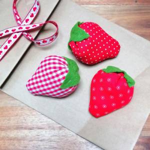 3 Erdbeeren aus Stoff – kleine Geschenkidee – Deko rot weiß – handgemacht – Landhausstil – Mitbringsel