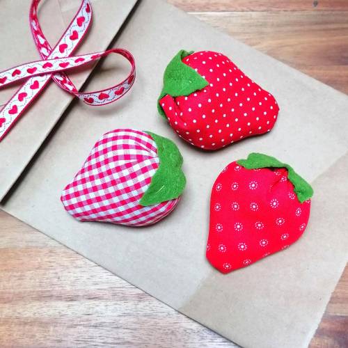 3 Erdbeeren aus Stoff – kleine Geschenkidee – Deko rot weiß – handgemacht – Landhausstil – Mitbringsel