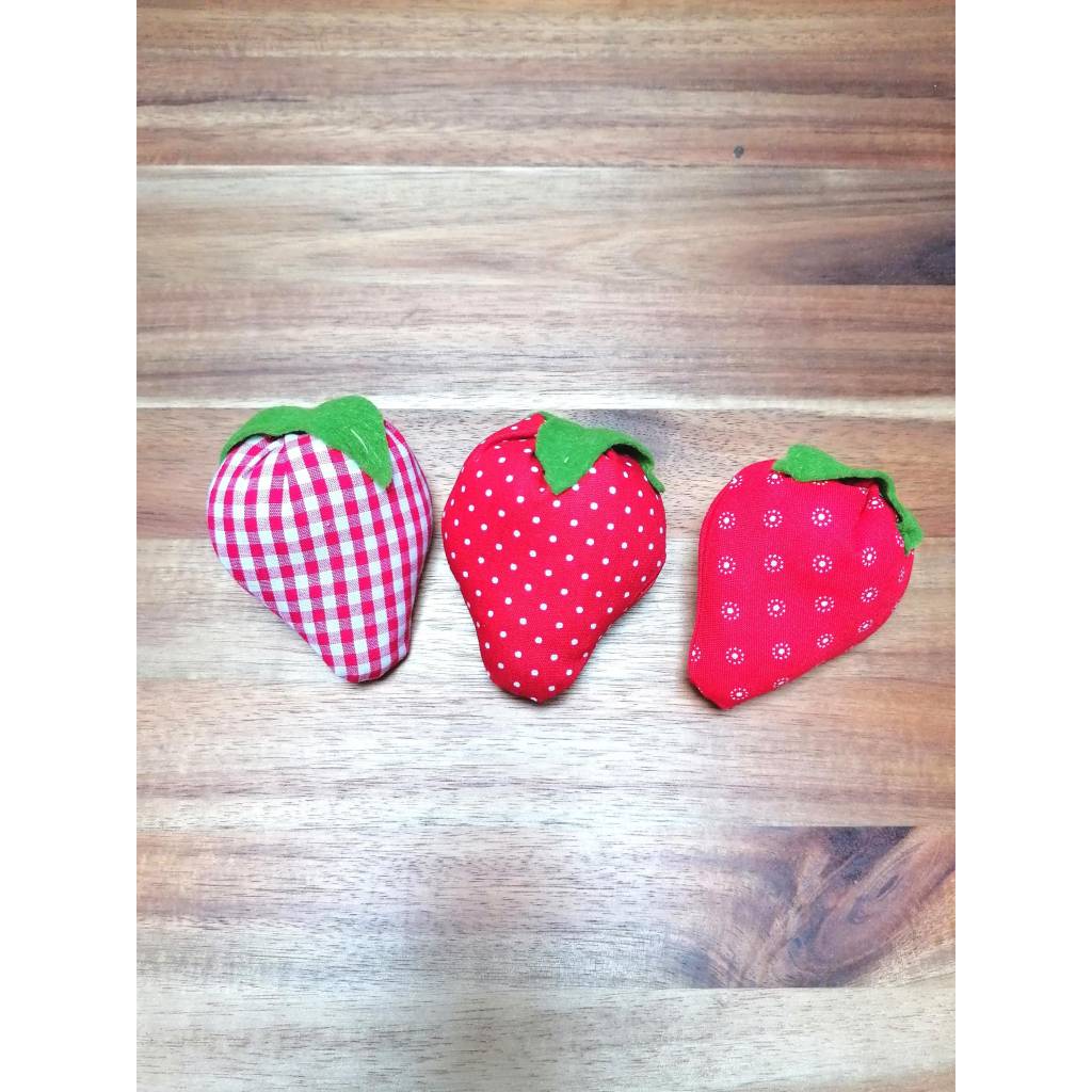 3 Erdbeeren aus Stoff – kleine Geschenkidee – Deko rot weiß – handgemacht – Landhausstil – Mitbringsel Bild 2