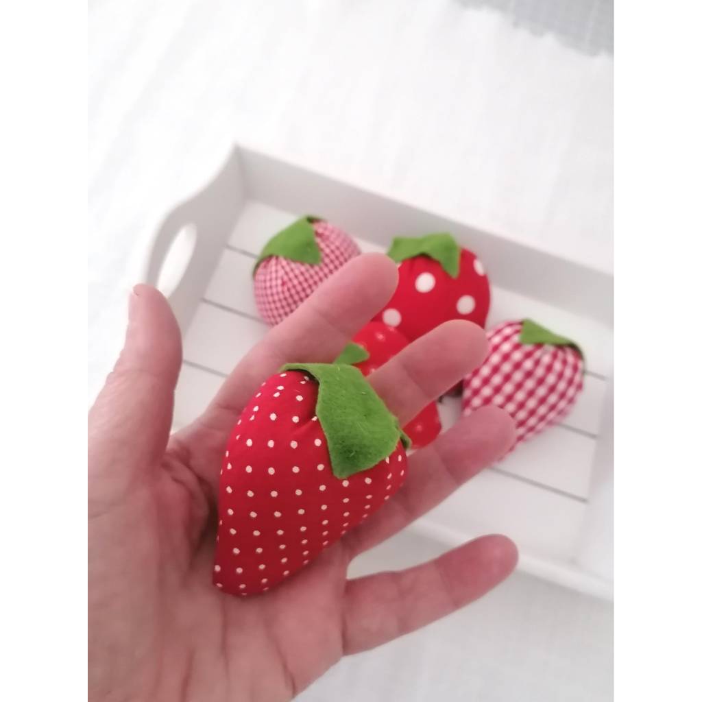 3 Erdbeeren aus Stoff – kleine Geschenkidee – Deko rot weiß – handgemacht – Landhausstil – Mitbringsel Bild 3