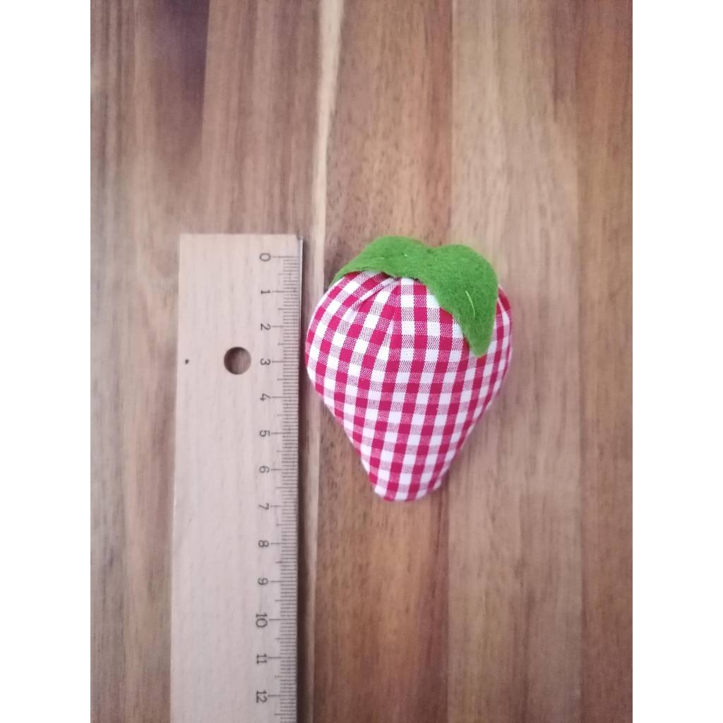 3 Erdbeeren aus Stoff – kleine Geschenkidee – Deko rot weiß – handgemacht – Landhausstil – Mitbringsel Bild 4