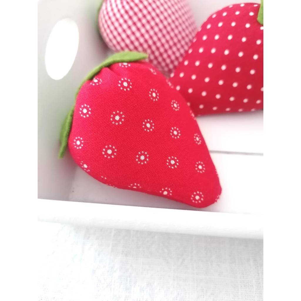 3 Erdbeeren aus Stoff – kleine Geschenkidee – Deko rot weiß – handgemacht – Landhausstil – Mitbringsel Bild 5