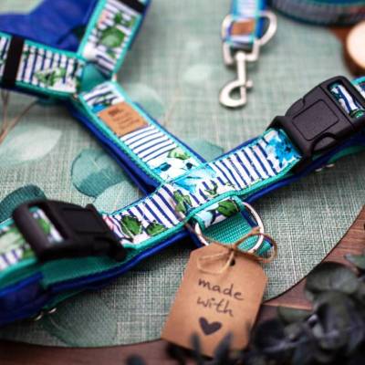 Hundegeschirr LORELEY – maritimes Blumenmuster in Blau Weiß mit Streifen und floralen Details