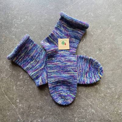 Gestrickte Socken Gr. 40/41 – Rollrand Wollsocken lila-multicolor, Geschenkverpackung