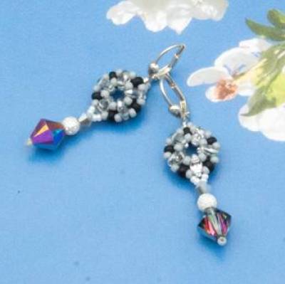 leichte kleine beadwork ohrringe in schwarz, geschenkidee geburtstag adventskalender, frau, freundin, glasperlenschmuck