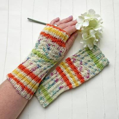 Handstulpen mit Daumenloch Weiß bunt geringelt in Waffelmuster handgestrickt