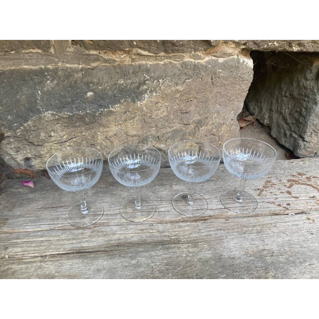 4er Set Likörschalen Likörgläser geschliffene Streifen facettierter Stiel 50er 60er Jahre