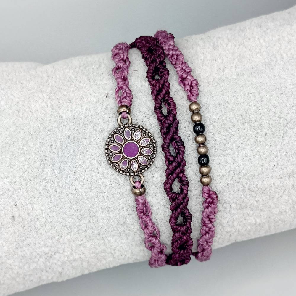 trendiges Makramee Armband 3in1 in lila und bordeaux mit einem Metallmandala und diversen Perlen Bild 1