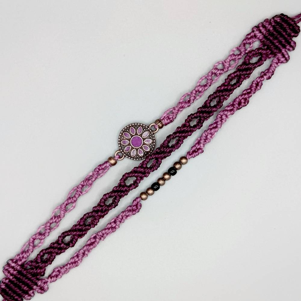 trendiges Makramee Armband 3in1 in lila und bordeaux mit einem Metallmandala und diversen Perlen Bild 3