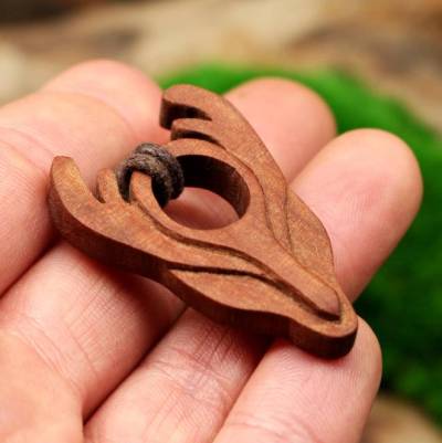 Krafttier Hirsch Talisman Schmuck aus Holz • Hirsch Anhänger Nature Schmuck • handgemachter Schmuck als Holzgeschenk