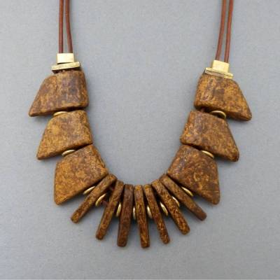 Lederkette mit Keramikperlen, braun ocker – Statementkette, 39-43cm, Lederschmuck handgefertigt