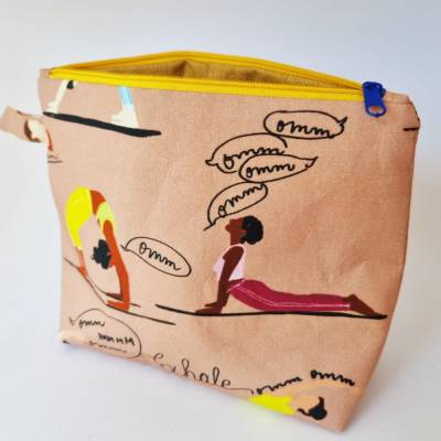 Kosmetiktasche YOGA, Größe L, in beige-bunt - RV gelb, Zipper blau - von he-ART by helen hesse