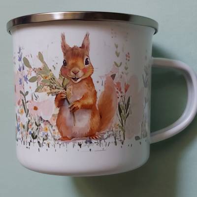 Emailletasse mit Eichhörnchen