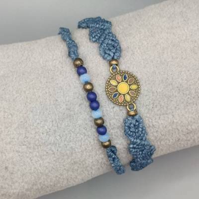 trendiges Makramee Armband 2in1 in denimblau mit einem Metallmandala und diversen kleinen Perlen