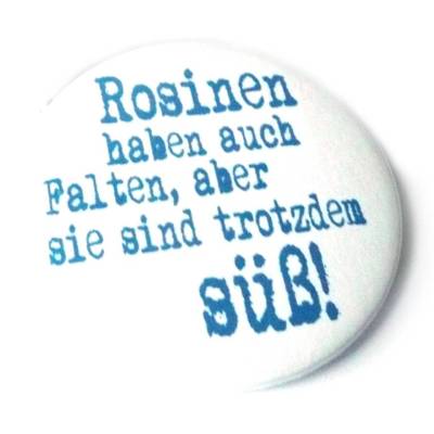 Rosinen haben auch Falten, aber sie sind trotzdem süß. Button, Magnet, Taschenspiegel oder Flaschenöffner, handgemacht.