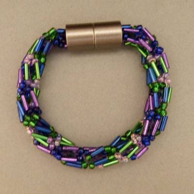 Armband, Häkelarmband grün mit blau und lila, Länge 17,5 cm, Armband aus Perlen + Stiftperlen gehäkelt