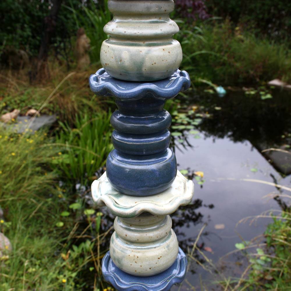 Stele aus Keramik grünlichbeige blau Spitze verschnörkelt blau Gartenkeramik frostfest