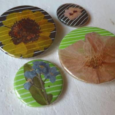 Blütenbuttons, 4-er Set getrocknete Blüten, grün und schwarz gestreift, handgemacht.
