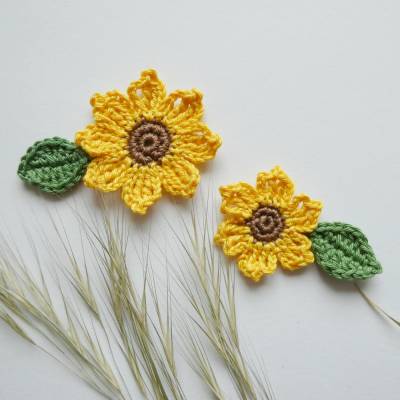 Gehäkelte Sonnenblume mit einem Blatt zum Aufnähen aus 2 Größen wählbar - Sonnenhut,Häkelblume,Applikation