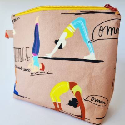 Kosmetiktasche YOGA, Größe L, in beige-bunt - RV gelb, Zipper rot - von he-ART by helen hesse