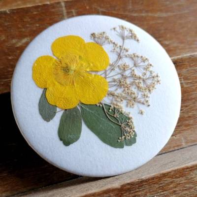 Blütenbutton, Butterblume, Blätter und Dolde, 59mm, handgemacht.