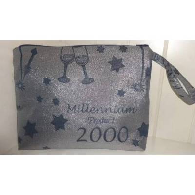 Kulturbeutel XXL, geniales Geschenk für Millennium-Geborene in silber von hessmade
