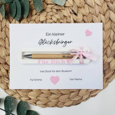 Glücksbringer Studium & Prüfung – Personalisierter Kugelschreiber mit Halterung auf Karte – Geschenk zu Ausbildungsbegin