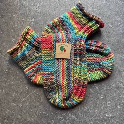 Handgestrickte Socken 42/43 – Wollsocken mit mehr Weite, Saunasocke, Bettsocke, Multifunktionssocke, Geschenkverpackung
