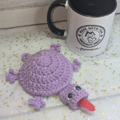 Lustiger Untersetzer gehäkelt lila | Tassenuntersetzer Ploppy Monster Unikat | Untersetzer für Becher Schreibtisch Deko