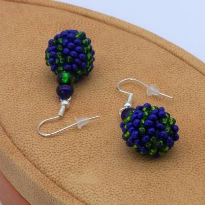 Kugelohrringe, Ohrhänger blau grün, Kugel aus Glasperlen gehäkelt, handgemachter Ohrschmuck. Häkelschmuck