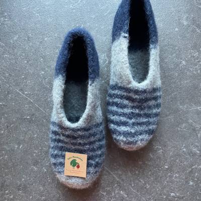 Filzhausschuhe 39 handgefertigt mit Sohlen – Filzpantoffeln unisex dunkelblau-hellgrau-gestreift, Geschenk