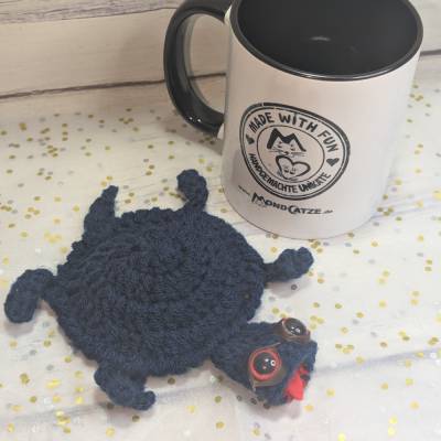 Lustiger Untersetzer gehäkelt dunkelblau | Tassenuntersetzer Ploppy Monster Unikat | Untersetzer für Becher Schreibtisch