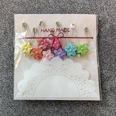 Maschenmarkierer Blüten – 8 Stück aus Kunststoffperlen & Metall, 4 cm, für Strick- und Häkelprojekte