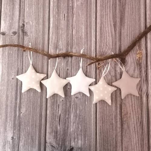 5 Sterne aus Stoff in beige und weiß zum Aufhängen für die Kinderzimmerdeko // Fensterschmuck // Sterne Stoffanhänger