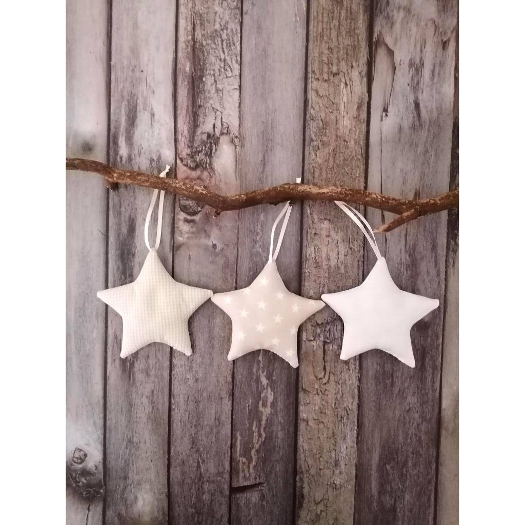 5 Sterne aus Stoff in beige und weiß zum Aufhängen für die Kinderzimmerdeko // Fensterschmuck // Sterne Stoffanhänger