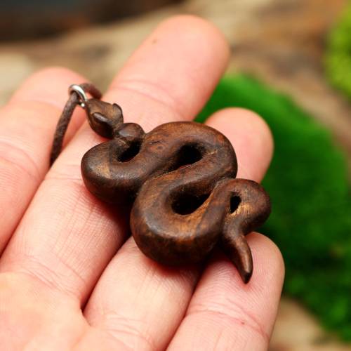 Schlangen Kette aus Holz • handgeschnitzter Schlangen Holzanhänger • Kette mit Krafttier Schlange als Amulett aus Holz