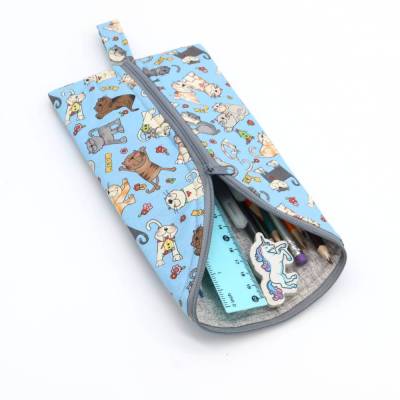 Federmäppchen mit fröhlichen Katzenmotiv, Schlafsackmäppchen in Blau, Geschenk für Katzenfans, Weihnachten, Geburtstag