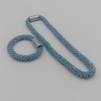 Schmuckset gehäkelt eisblau irisierend – Kette & Armband aus Glasperlen, 50 + 21 cm, Unikat, handgefertigt