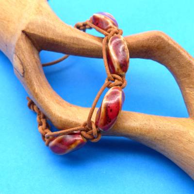 Makrameearmband, Leder mit Keramikperlen, braun, rot, Schlaufe zum Knoten, Armschmuck