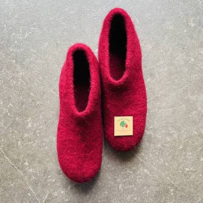Filzhausschuhe Gr. 39/40 handgefertigt – weinrot, schmale Füße, Kunstledersohle, Geschenkverpackung