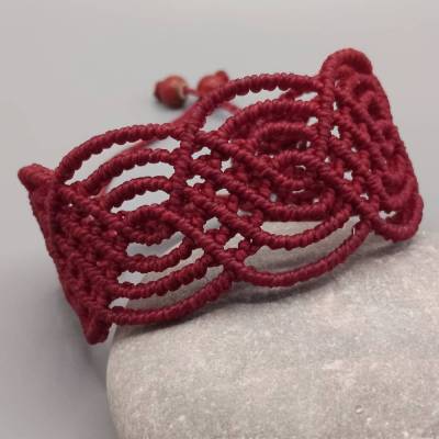 filigranes Makramee Armband in weinrot