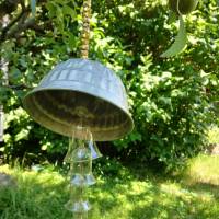 Windspiel aus Vintage‑Backform & Glasglöckchen – Phantaria‑Upcycling‑Unikat (50×15 cm)