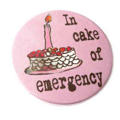In cake of emergency, handgemachter Button, Magnet, Taschenspiegel oder Flaschenöffner.